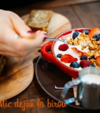 Meniu pentru un mic dejun rapid, variat si nutritiv servit la birou