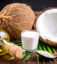 Uleiul de nuca de cocos si apa - esentiale pentru hidratare