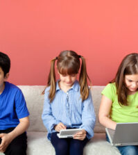 Lumina albastra si tensiunea la nivel ochilor